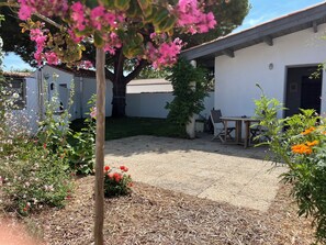 Outdoor dining - Feeling home , the sea almost on the doorstep , vacation on the white island (Le Bois-Plage-En-Ré)