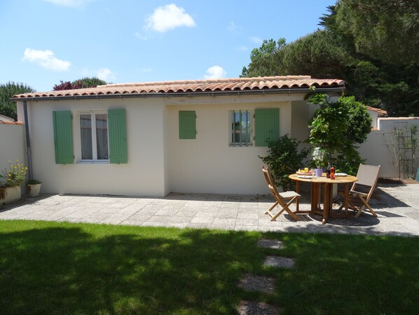 Outdoor dining - Feeling home , the sea almost on the doorstep , vacation on the white island (Le Bois-Plage-En-Ré)