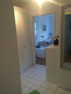 1 bedroom, travel crib, WiFi, bed sheets - Apartment near the beach in the thatched roof house (Zingst)