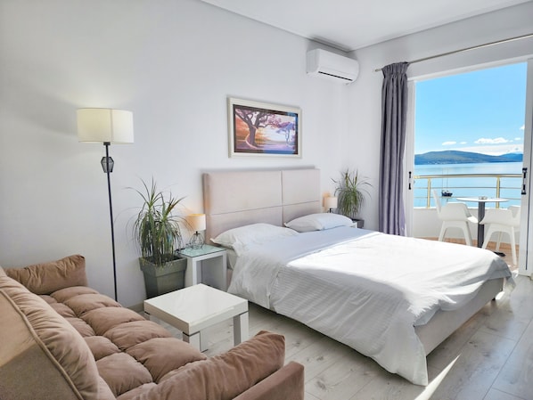 Junior Suite, 1 Queen Bed with Sofa bed, Sea View (2) | Living area | Smart TV