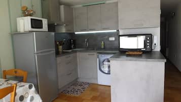 Een koelkast, een magnetron, een oven, een kookplaat