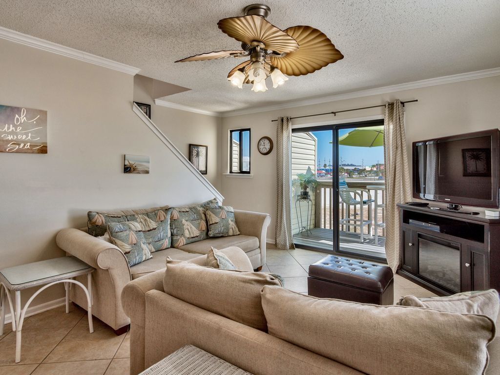 Flatskjerm-TV, videospill, DVD-spiller og bøker