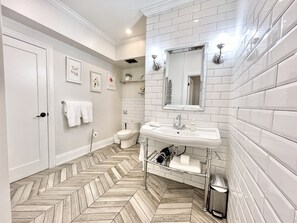 Apartamento design, várias camas, para não fumantes | Banheiro | Chuveiro, toalhas de banho