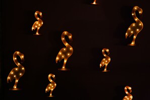 Suíte design, 2 camas Queen, para não fumantes | Quartos à prova de som, Wi-Fi de cortesia, roupa de cama