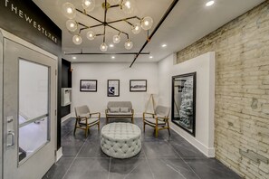 Área de estar no saguão