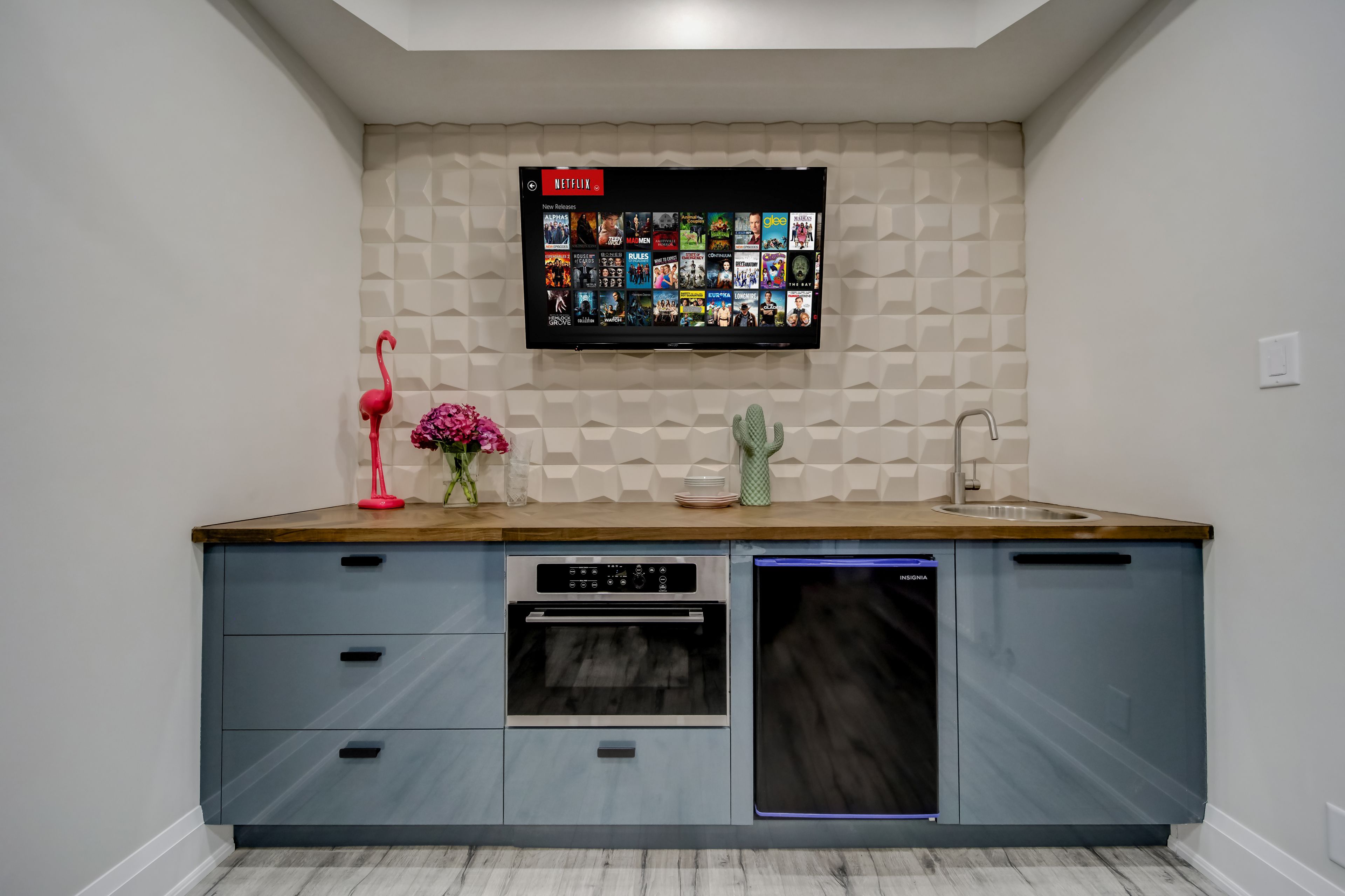 Bye, Felicia Suite | Private kitchenette | Microwave, toaster, cookware/dishes/utensils, paper towels
