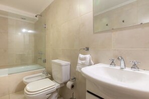 Bañera con ducha, toallas