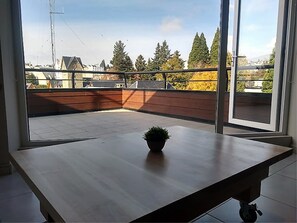 Departamento, vista al lago | Sala de estar | Smart TV de 43 pulgadas con canales por cable y televisión 