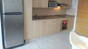 Apartment, Lake View | Shared kitchen | Fridge, microwave, oven, stovetop - Departamento con Vista en Pleno Centro (San Carlos de Bariloche)