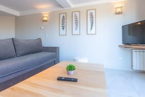 Appartement, vue sur le lac | Salle de séjour | Téléviseur connecté de 43 po avec télévision par câble, téléviseur