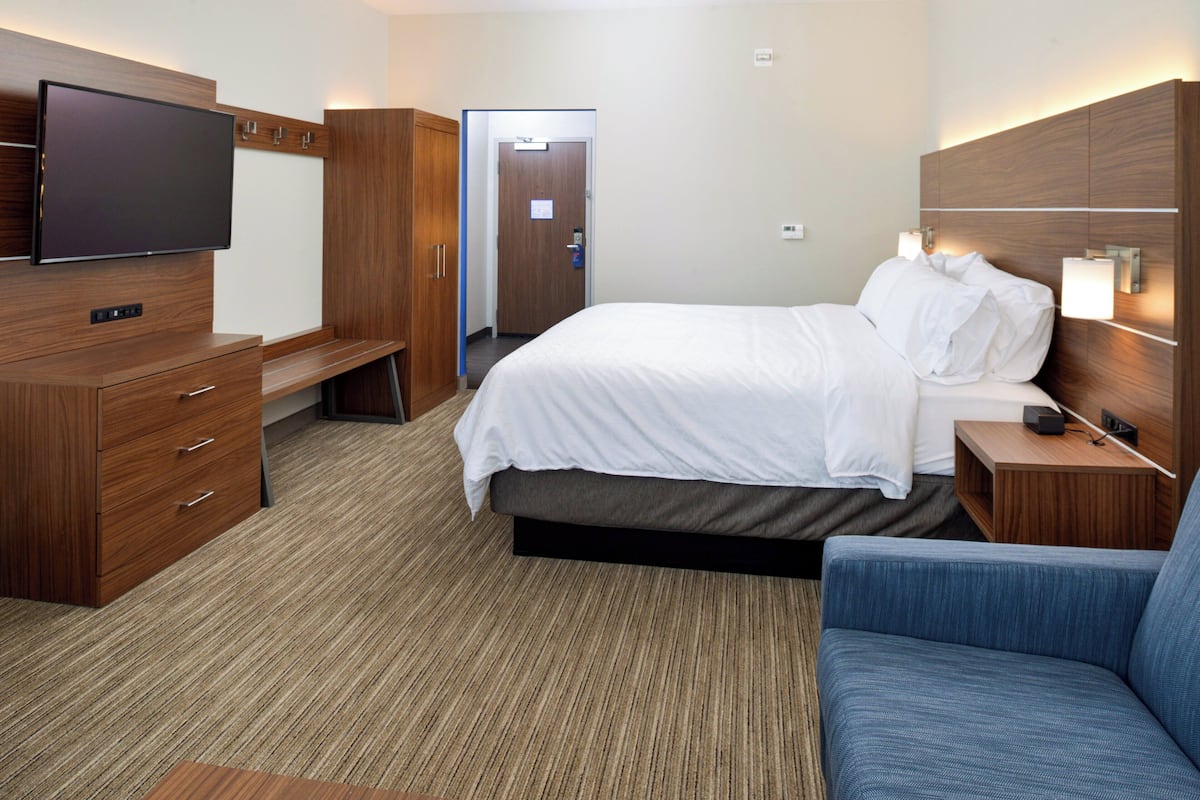 1 bedroom, premium bedding, in-room safe, desk