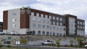 A Holiday Inn Express & Suites hotel with a modern design, featuring multiple floors and a mix of brick and stucco exteriors. - Holiday Inn Express & Suites Elko by IHG (Elko)