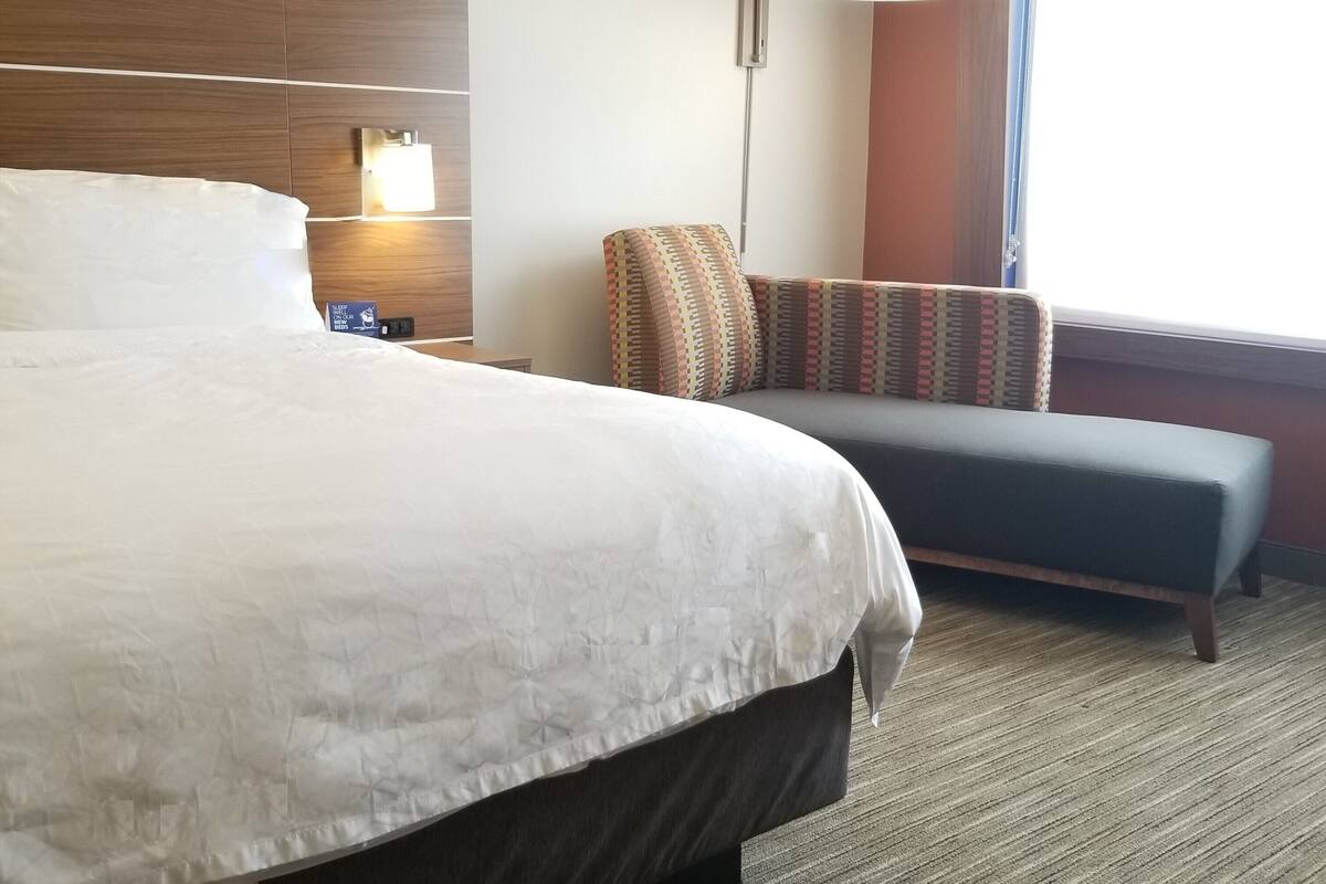 premium bedding, in-room safe, desk, blackout curtains