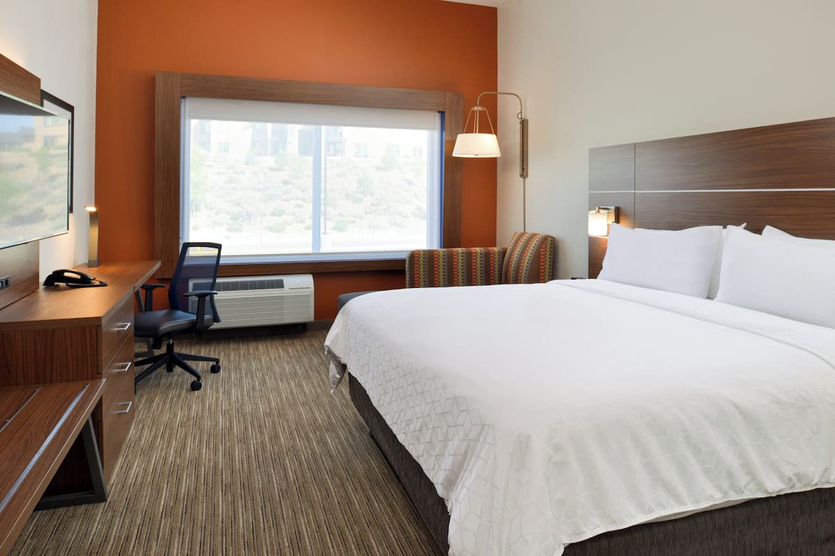 1 bedroom, premium bedding, in-room safe, desk