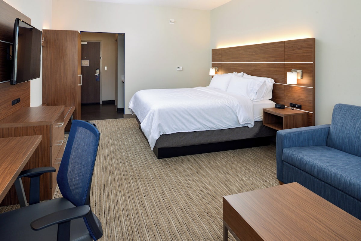 1 bedroom, premium bedding, in-room safe, desk