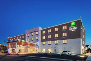 A Holiday Inn Express & Suites hotel with a modern facade, a covered entrance, and a parking lot. - Holiday Inn Express & Suites Medford by IHG (Medford)