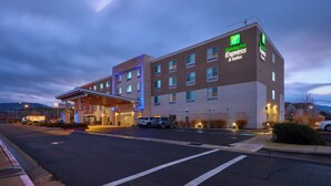 A Holiday Inn Express & Suites building with a covered entrance, multiple floors, and a parking lot. - Holiday Inn Express & Suites Medford by IHG (Medford)