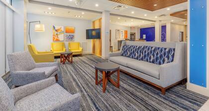 Holiday Inn Express & Suites Medford by IHG