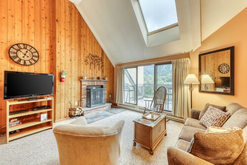 Top-floor condo with mountain views & covered parking space