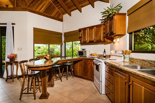 Charming 2 BR casita, close to the beach and fully equipped.