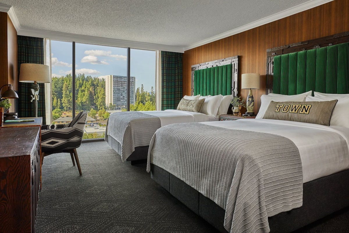 Premium bedding, in-room safe, desk, laptop workspace