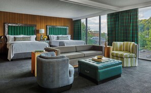 Suite junior, 2 camas Queen size (Graduate) | Área de sala de estar | Televisión de pantalla plana de 50 pulgadas con canales por cable 