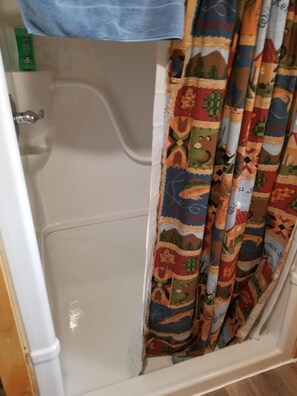 Toallas, jabón, papel de baño 