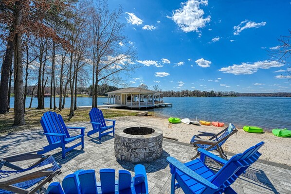Terrace/patio - 5BR and 5.5 BA Lakefront Home w/private hot tub and dogs ok! (Bumpass)