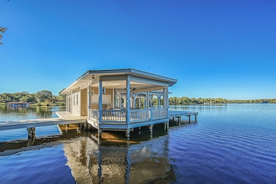5BR and 5.5 BA Lakefront Home w/private hot tub and dogs ok!