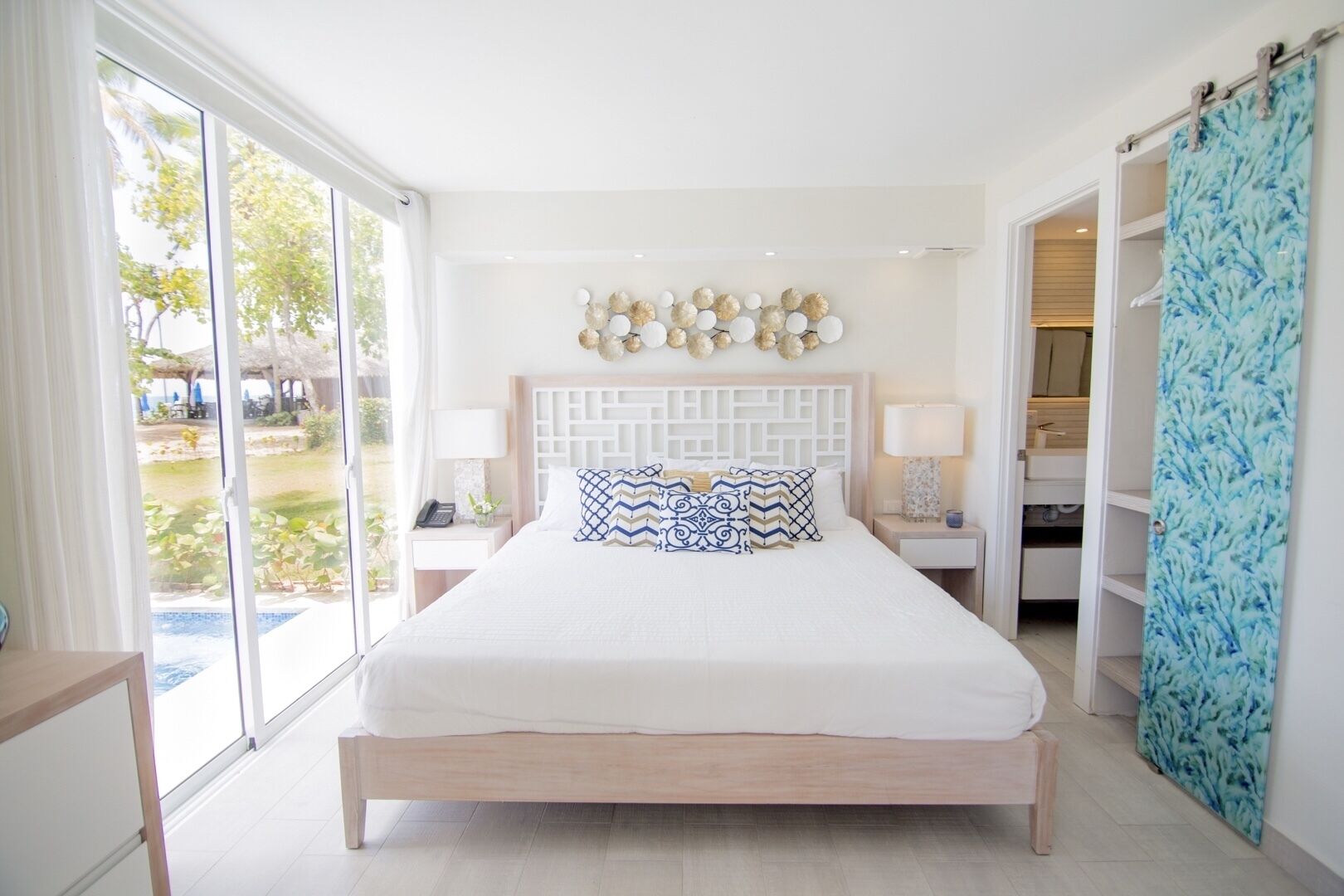 4 chambres, coffres-forts dans les chambres, fer et planche à repasser