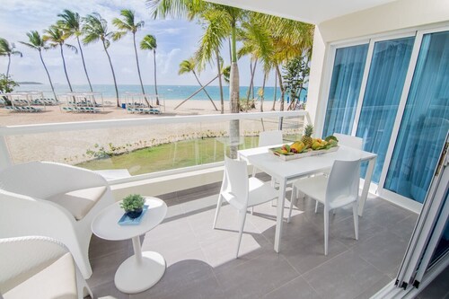 Luxury 4BR Beachfront Double Condo w / Private Patio and Plunge Pool