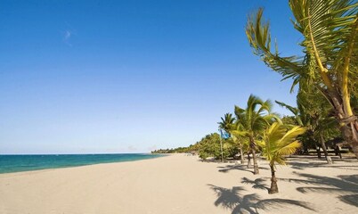 Luxury 4BR Beachfront Double Condo w / Private Patio and Plunge Pool