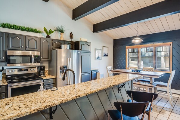 Een koelkast, een magnetron, een oven, een kookplaat