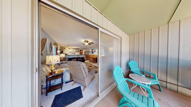 Ein gemütliches Interieur mit einer Couch, einem Esstisch und zwei Stühlen.