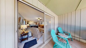 Un intérieur chaleureux avec un canapé, une table à manger et deux chaises.