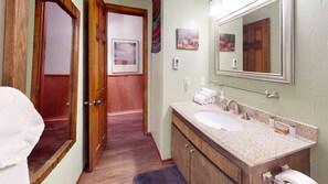Combined shower/bathtub, towels