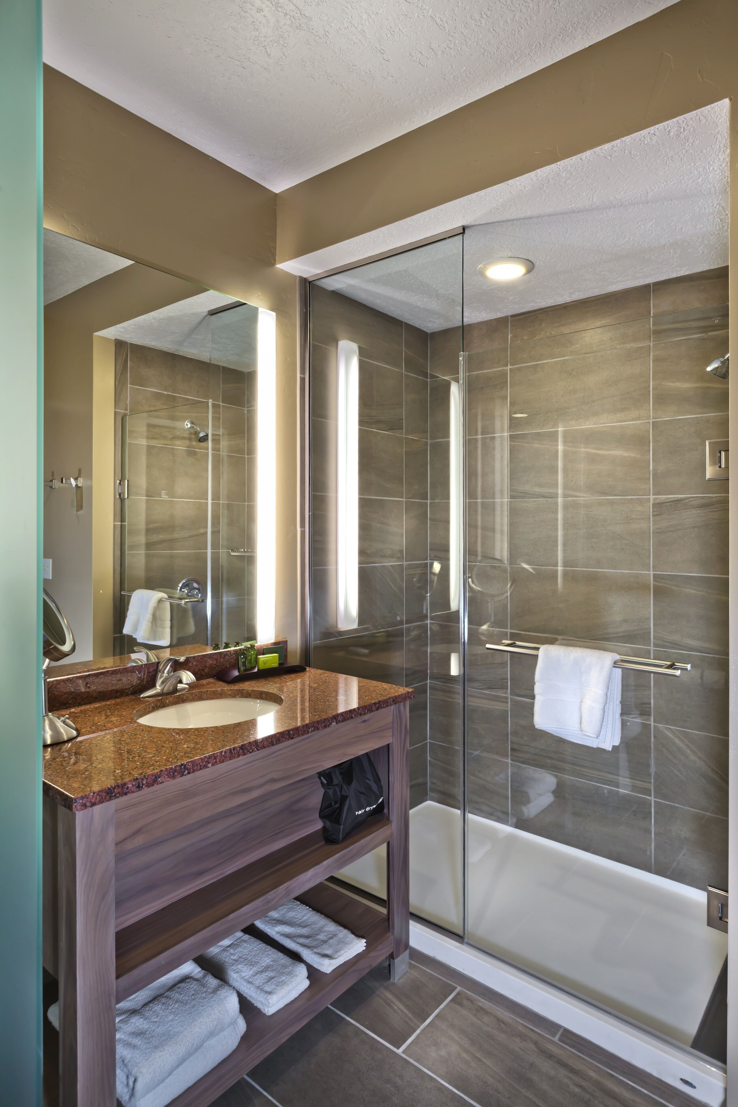 standard room, 1 king bed, non smoking | bathroom | combined shower/bathtub, towels