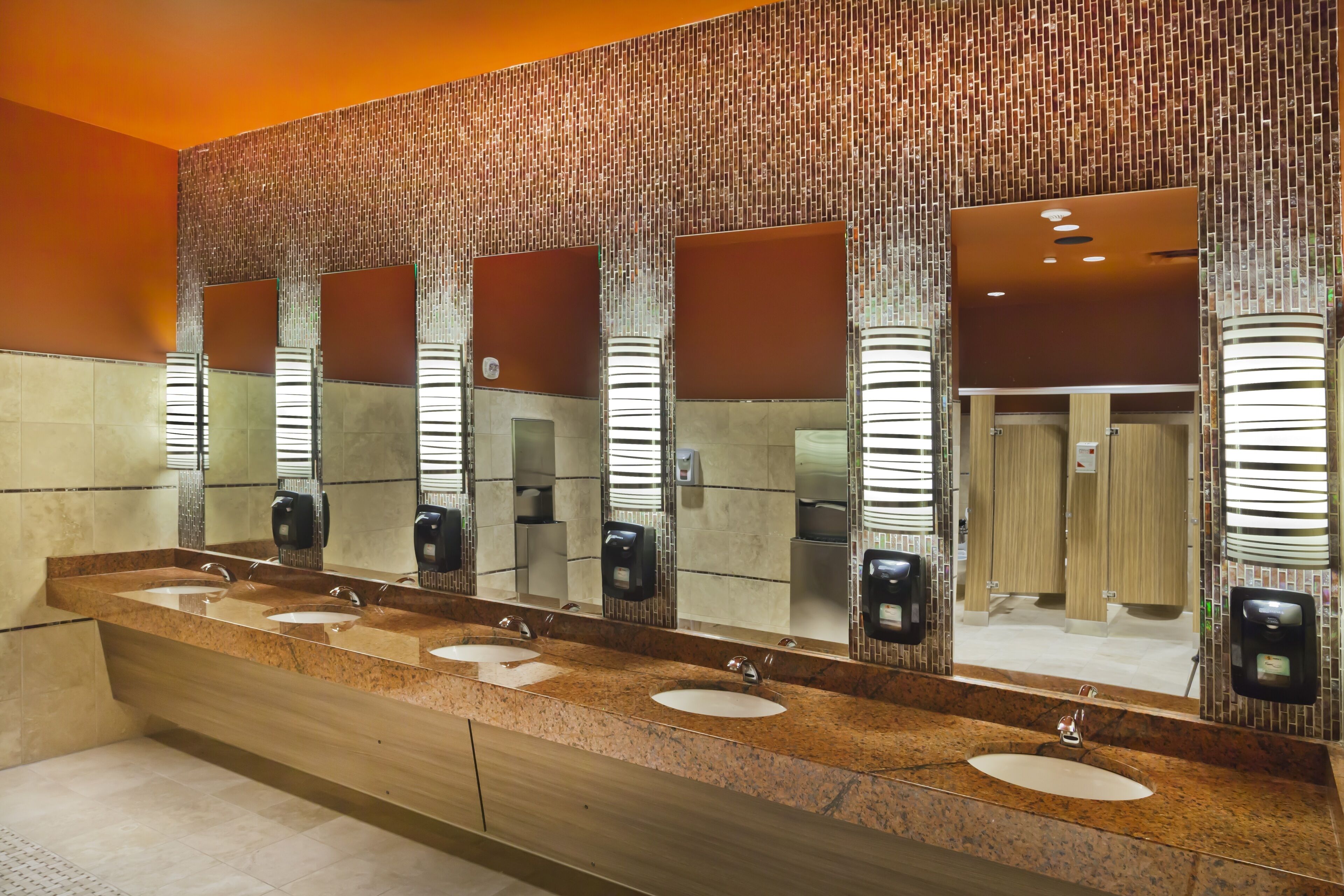 combined shower/bathtub, towels