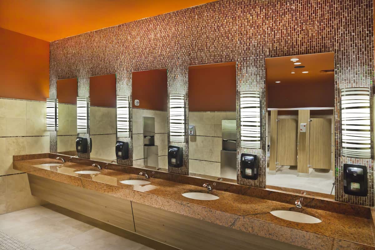 combined shower/bathtub, towels