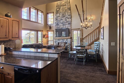 Jump onto the Disciples 8 Chairlift - Creekside Condo, Ski in/Ski out Luxury