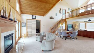 Televisio, takka, DVD-soitin, pöytäjalkapallopöytä