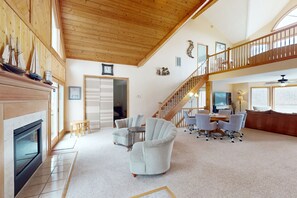 Fernseher, Kamin, DVD-Player, Tischfußball