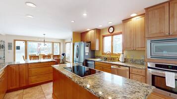 Jääkaappi, mikroaaltouuni, uuni, liesi