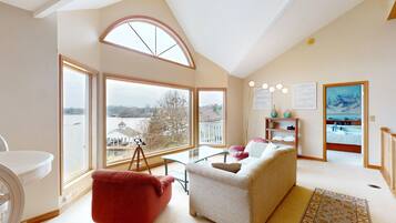 Televisio, takka, DVD-soitin, pöytäjalkapallopöytä