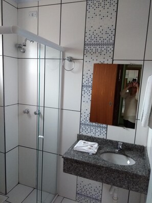 Shower, pancuran hujan,  dan handuk