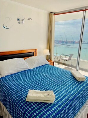 Premium Apartment, Multiple Beds, Accessible, Ocean View | 2 bedrooms, premium bedding, individually decorated, desk - Alma Capital Iquique (Iquique)