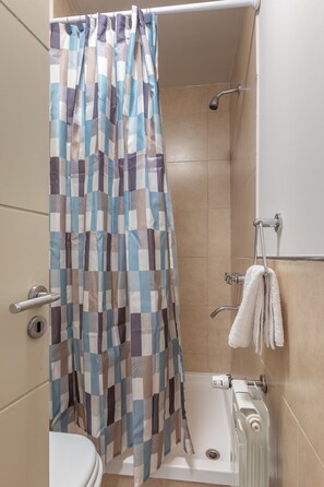 Estudio, vista a la ciudad | Regadera en el baño