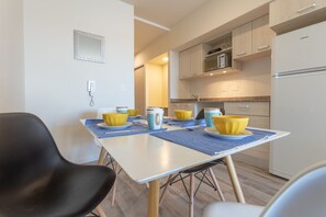Studio, Stadtblick | Essbereich im Zimmer