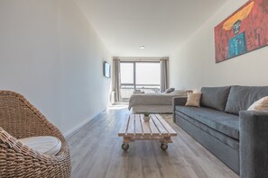 Studio, vue ville | Coin séjour