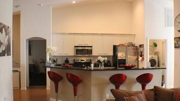 House | Private kitchen | Cookware/dishes/utensils